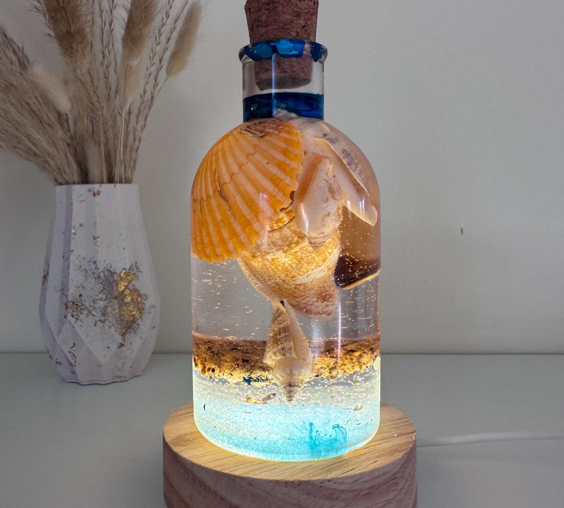 Plage en bouteille – Décoration de plage en résine faite main avec coquillages et sable