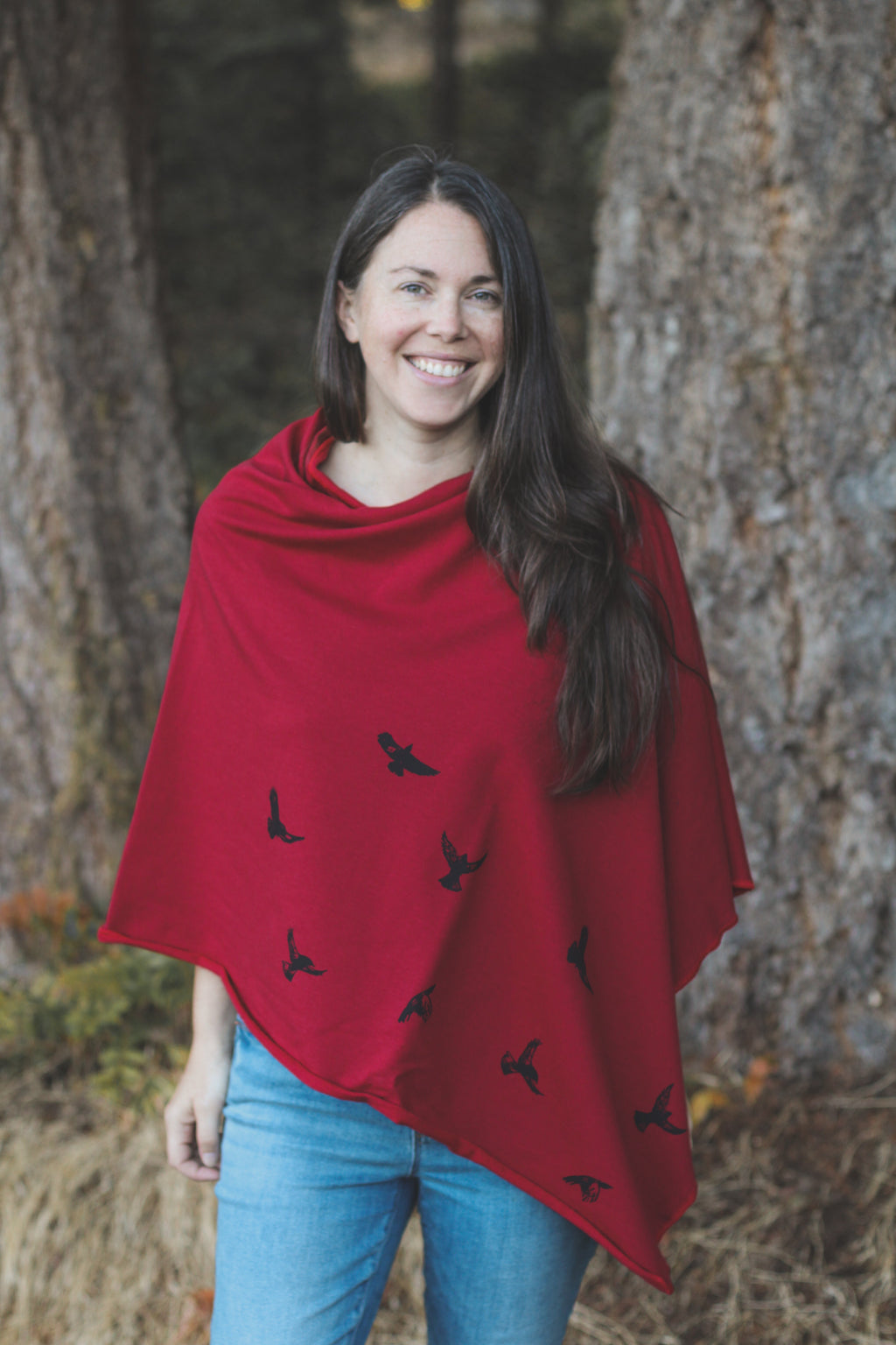 Poncho rouge écarlate à motif d'oiseaux
