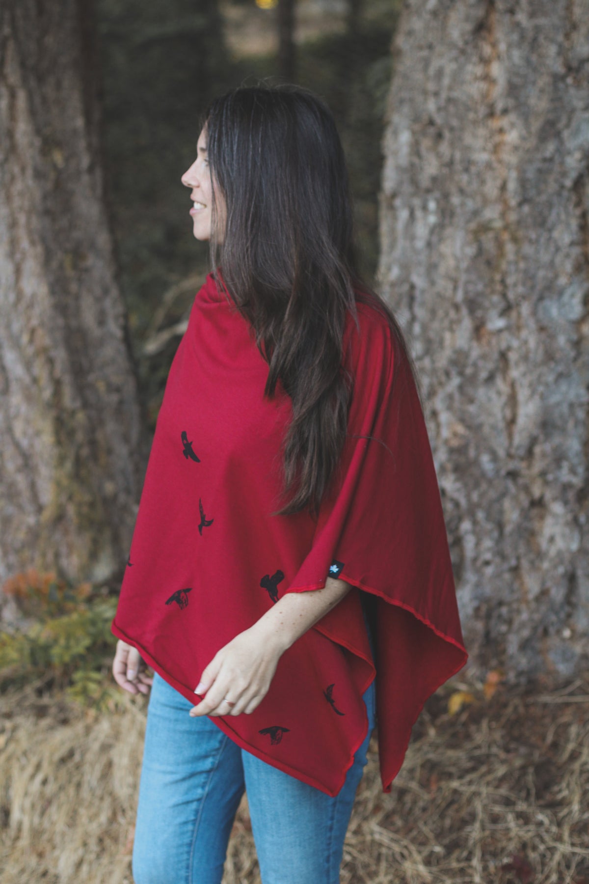Poncho rouge écarlate à motif d'oiseaux