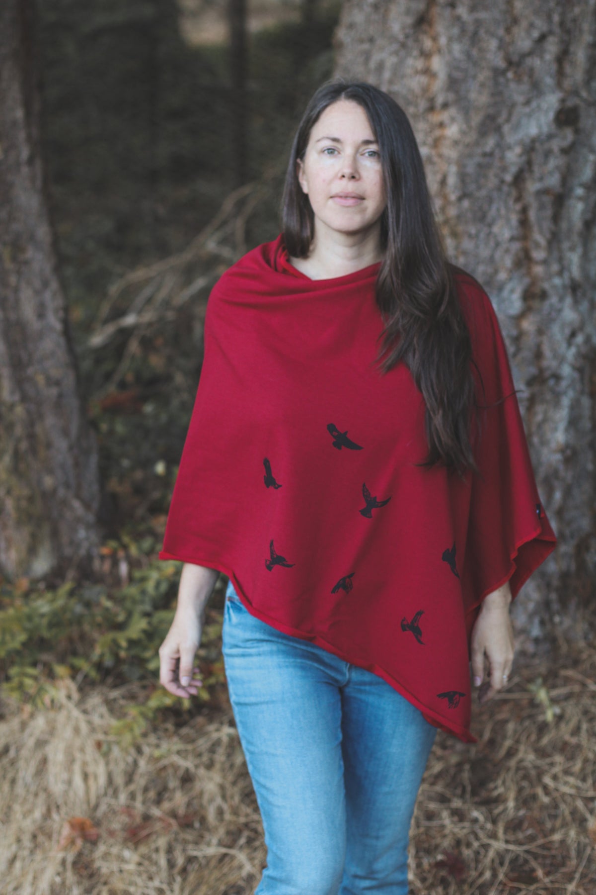 Poncho rouge écarlate à motif d'oiseaux