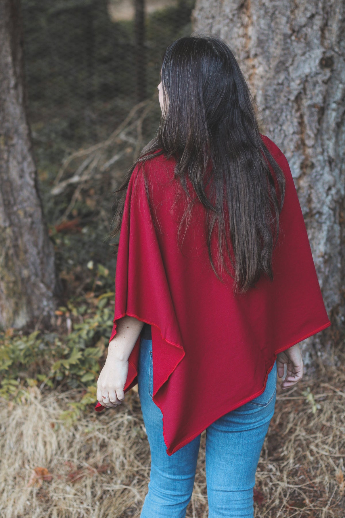 Poncho rouge écarlate à motif d'oiseaux