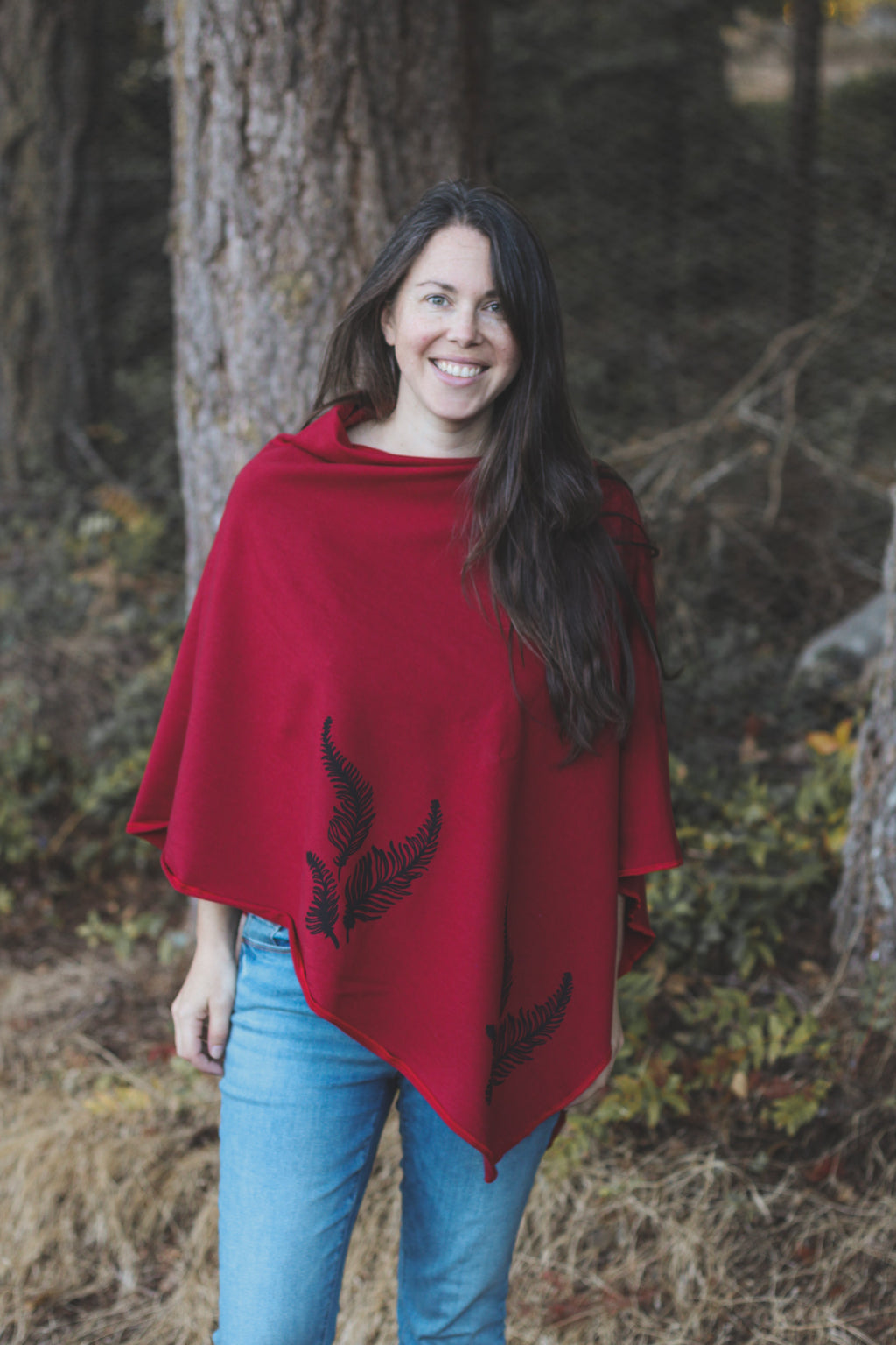 Poncho rouge écarlate à motif de fougères