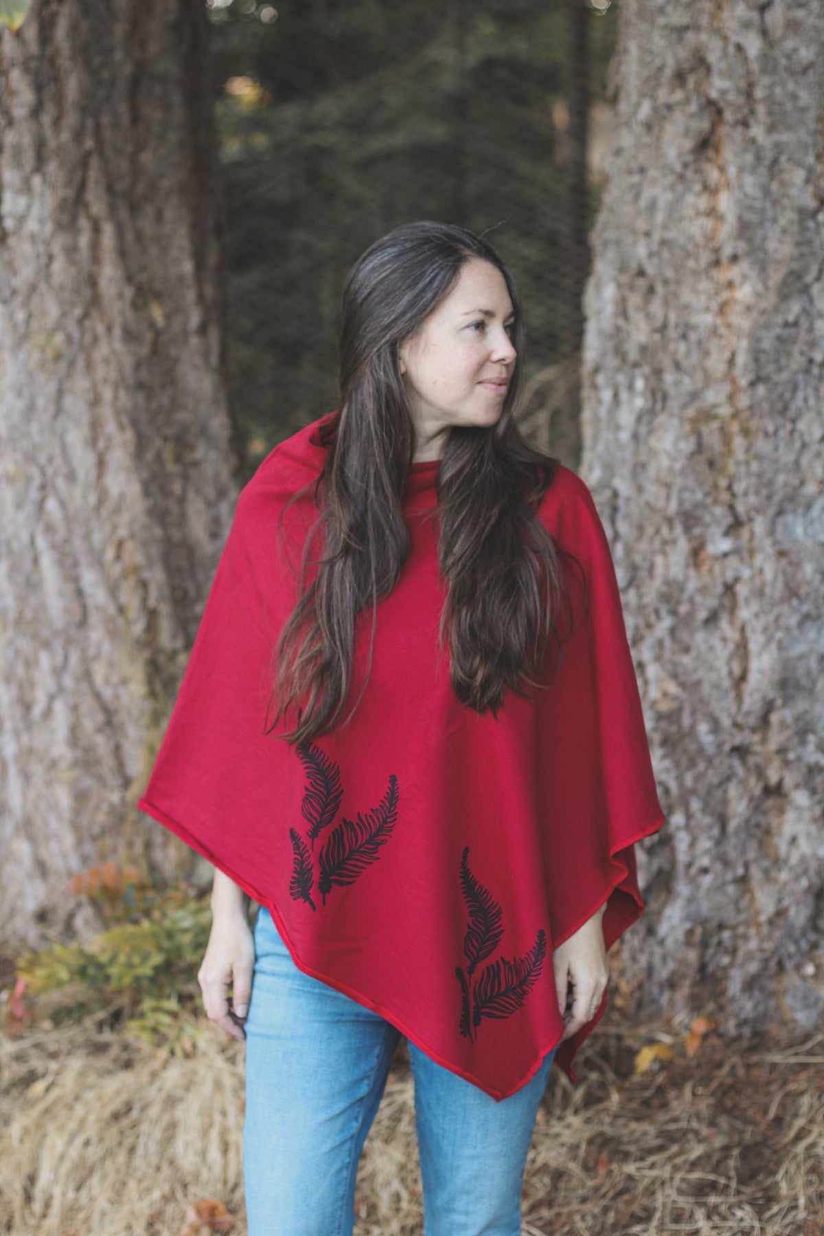 Poncho rouge écarlate à motif de fougères