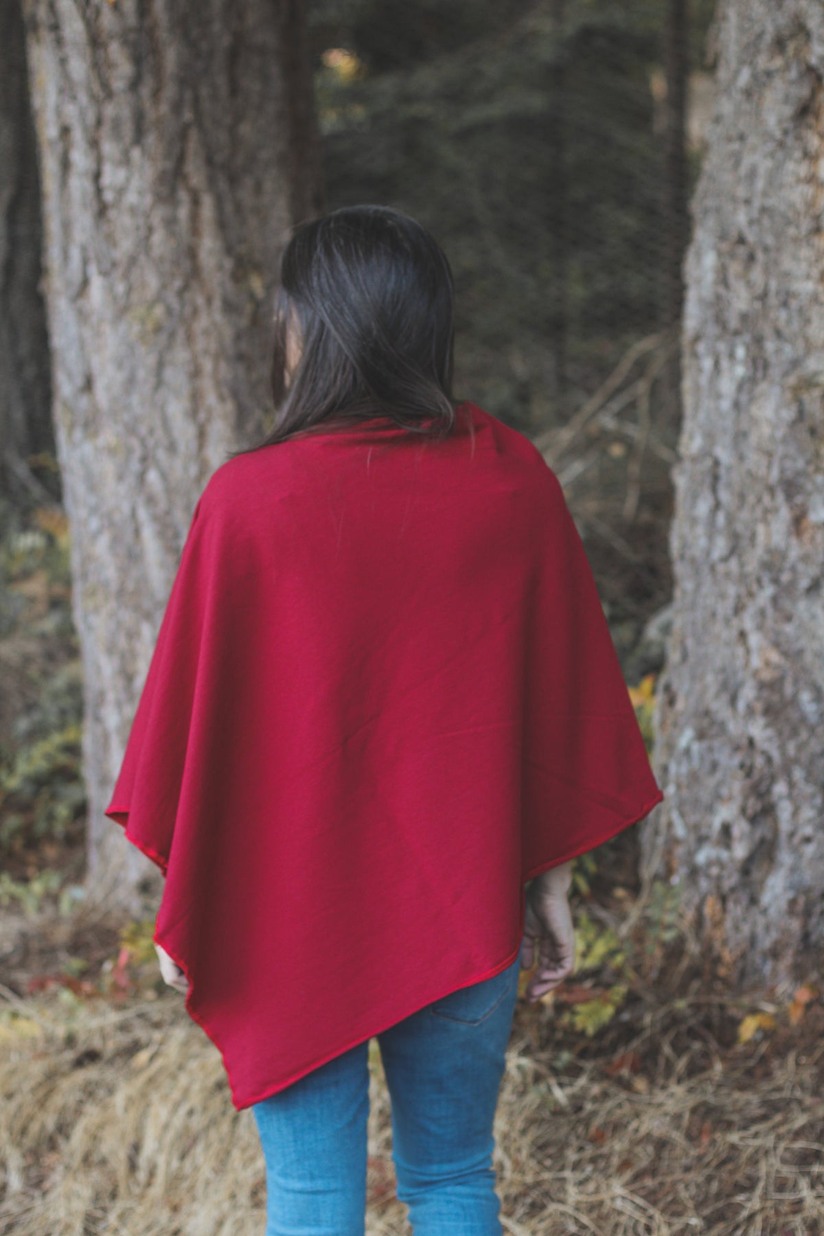 Poncho rouge écarlate à motif de fougères