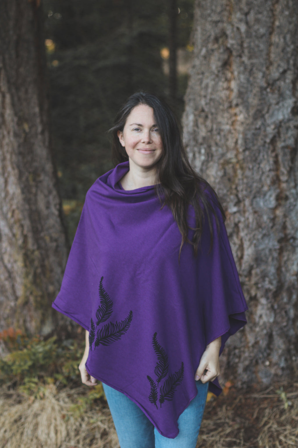 Poncho aubergine à motif de fougères