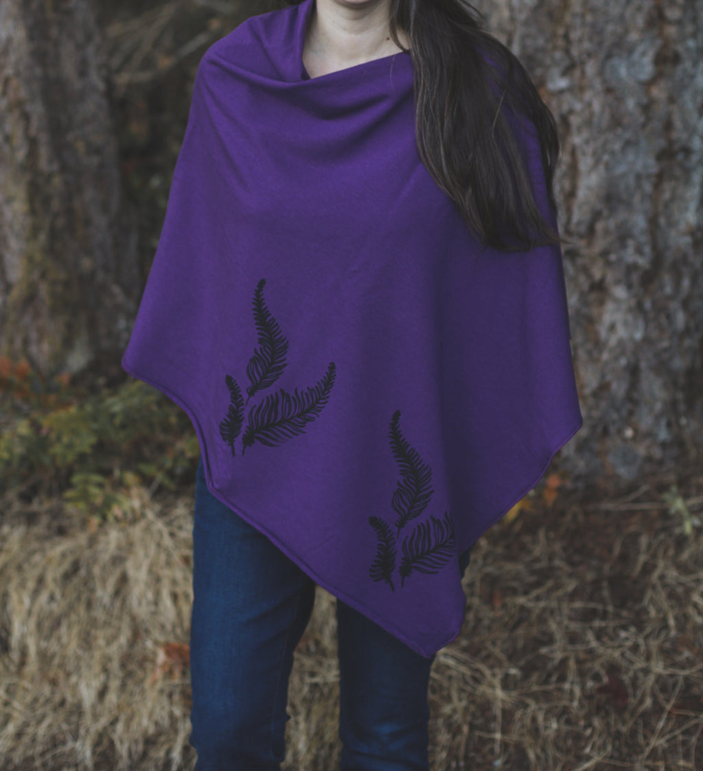 Poncho aubergine à motif de fougères