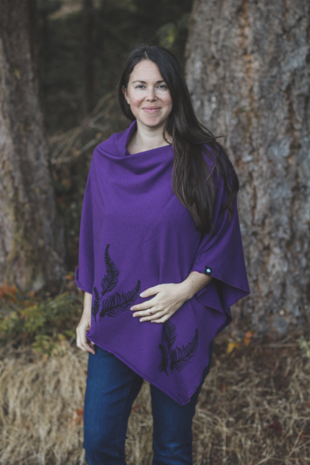Poncho aubergine à motif de fougères