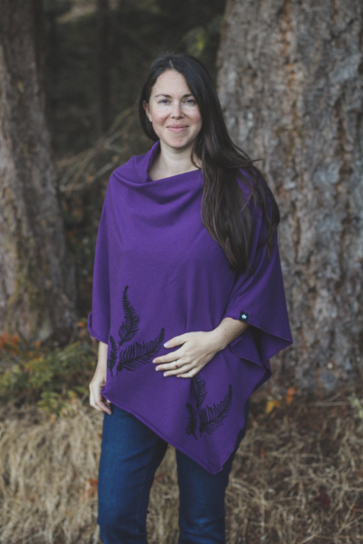 Poncho aubergine à motif de fougères