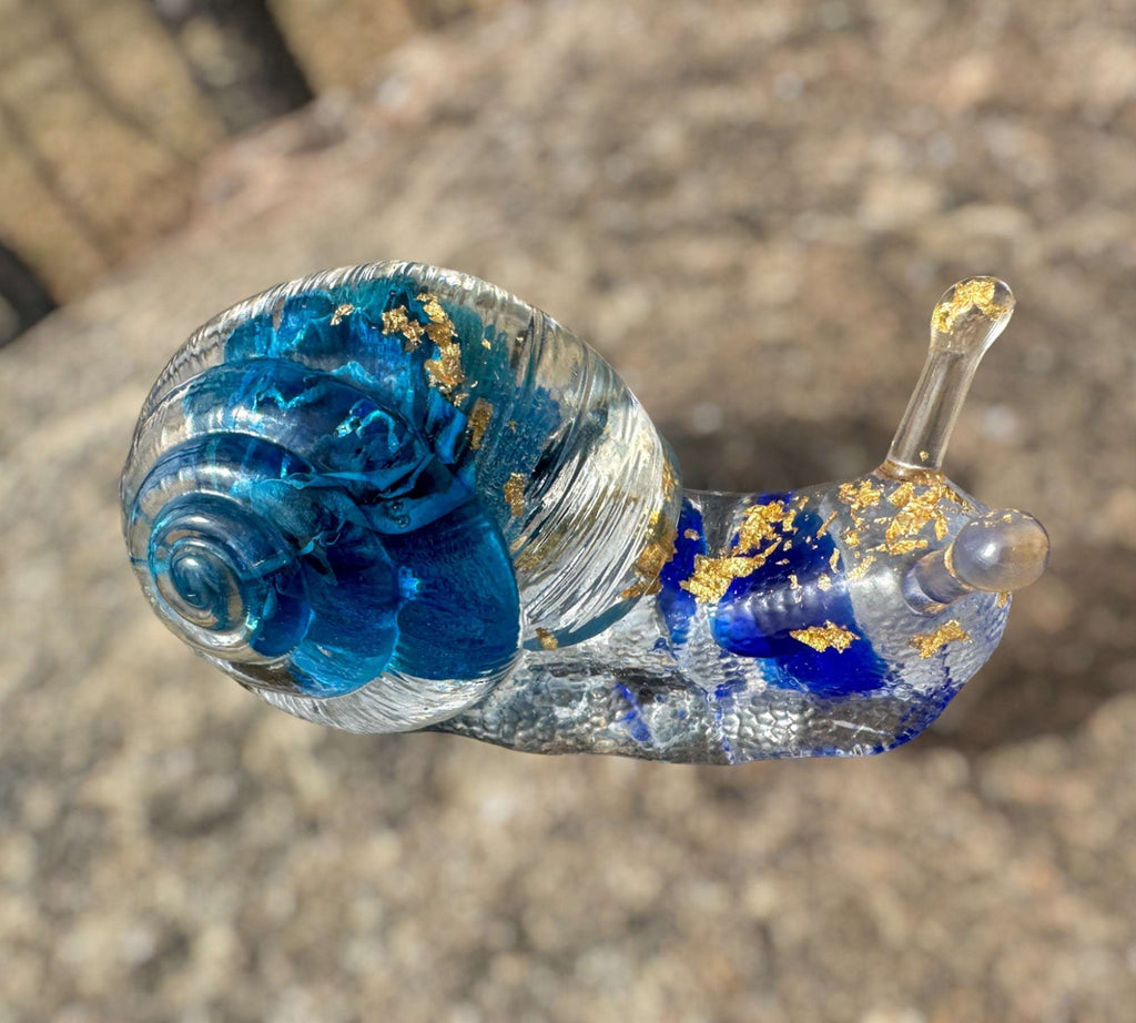 Escargot Azure Bloom - Escargot en résine fait main avec rose bleue séchée