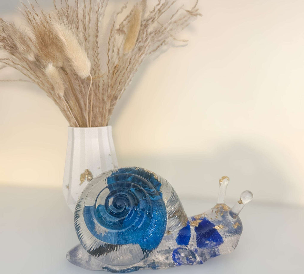 Escargot Azure Bloom - Escargot en résine fait main avec rose bleue séchée