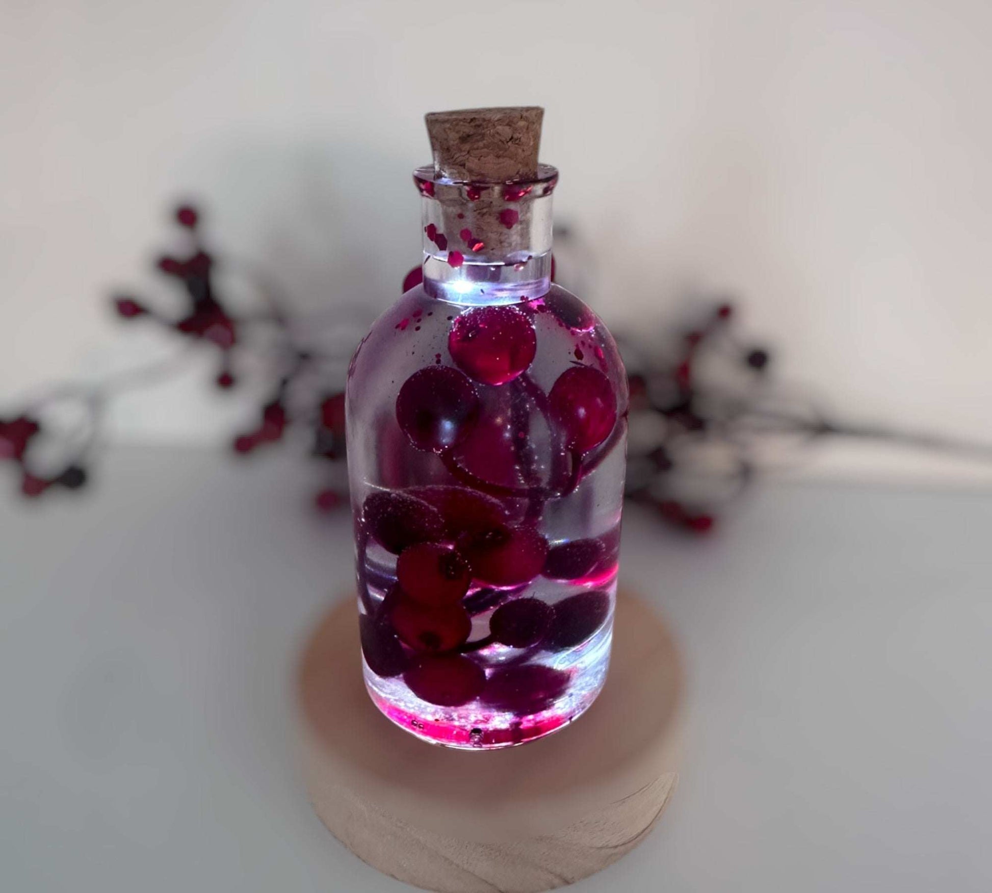 Magie des baies dans une bouteille - Décoration artisanale aux baies rouges pétillantes avec lumière