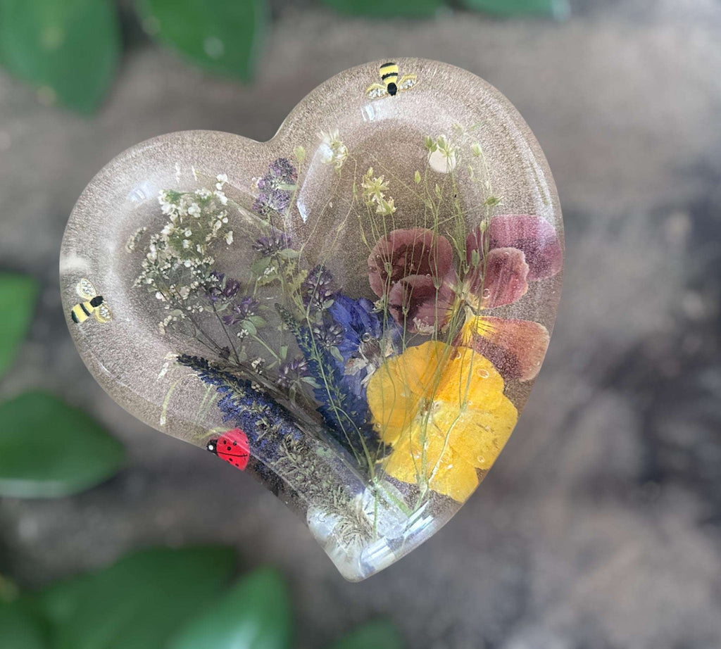 Plateau en résine en forme de cœur fait main avec de vraies fleurs
