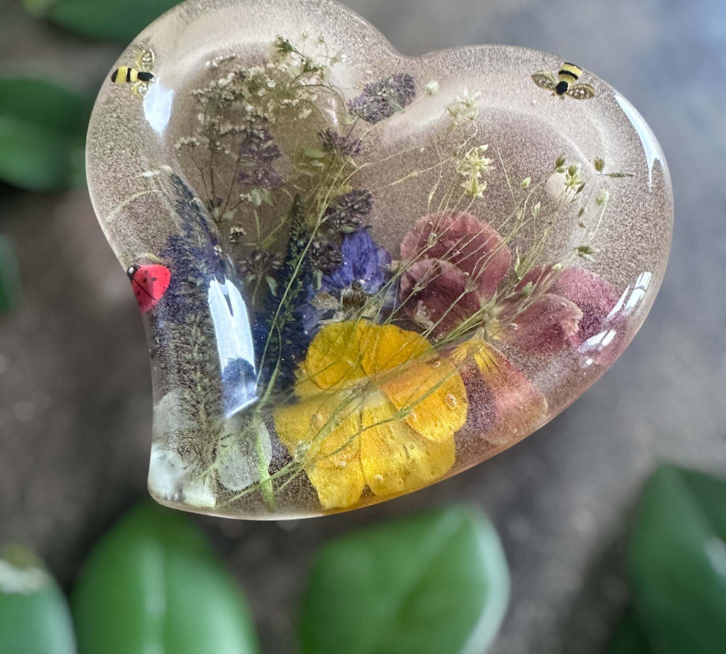 Plateau en résine en forme de cœur fait main avec de vraies fleurs
