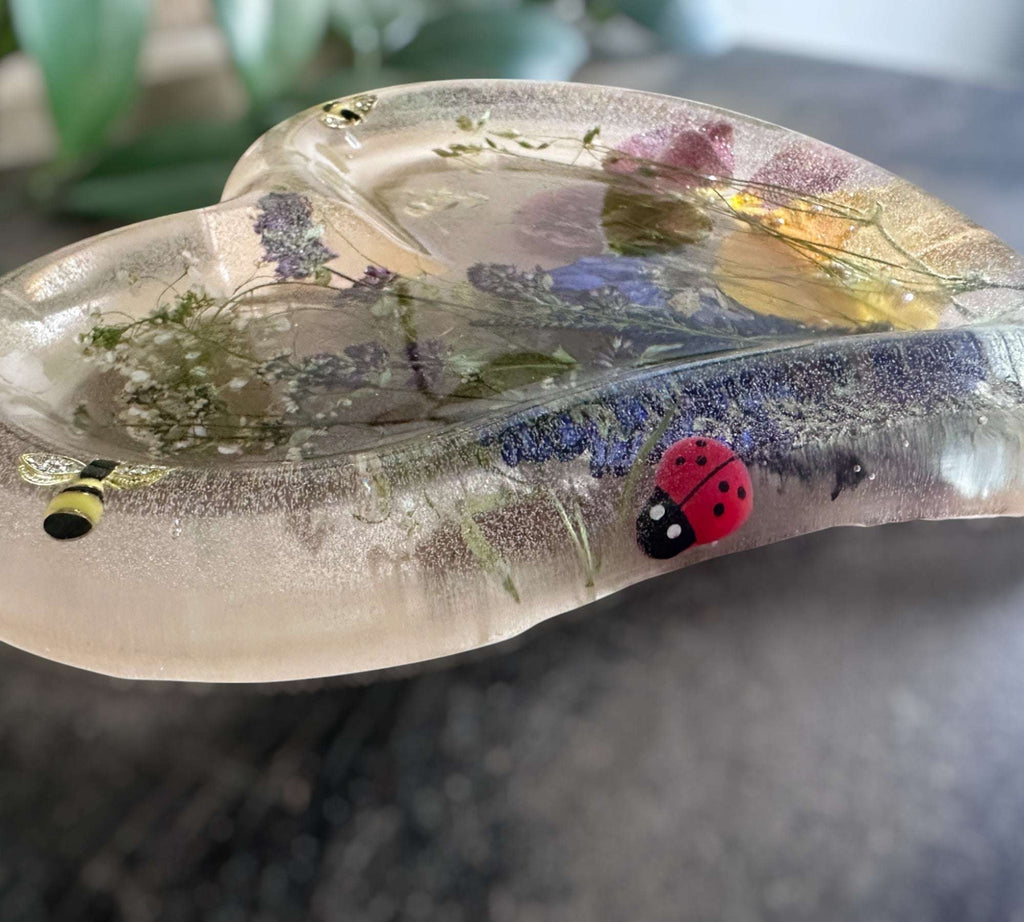 Plateau en résine en forme de cœur fait main avec de vraies fleurs