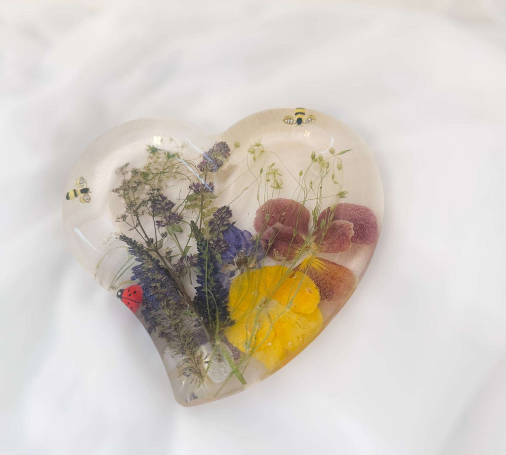 Plateau en résine en forme de cœur fait main avec de vraies fleurs