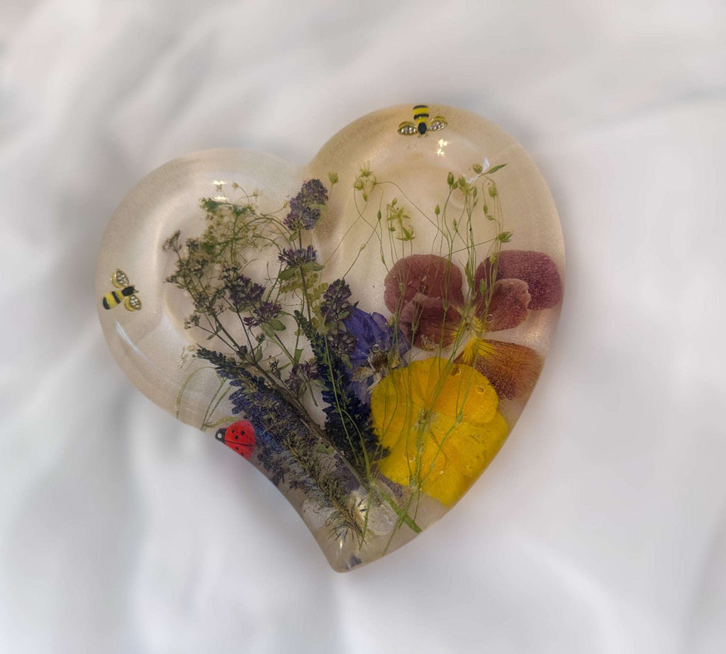 Plateau en résine en forme de cœur fait main avec de vraies fleurs