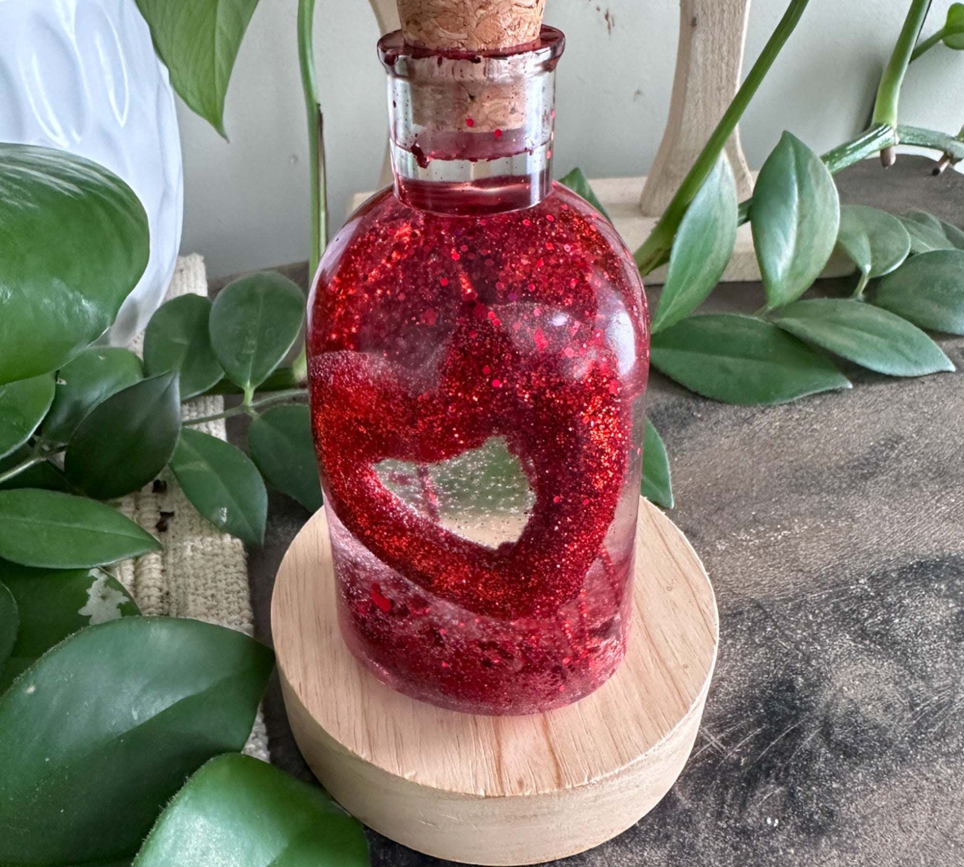 Bouteille en résine Love Potion - Décoration d'intérieur en forme de cœur scintillant faite à la main
