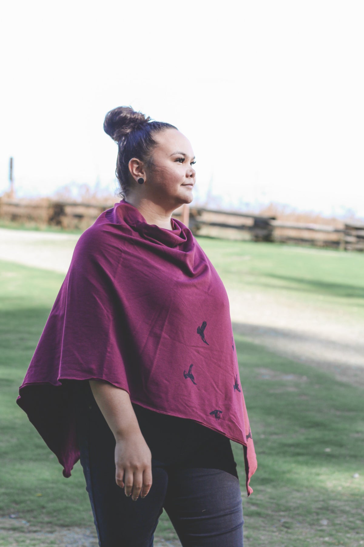 Poncho bordeaux à motif d'oiseaux