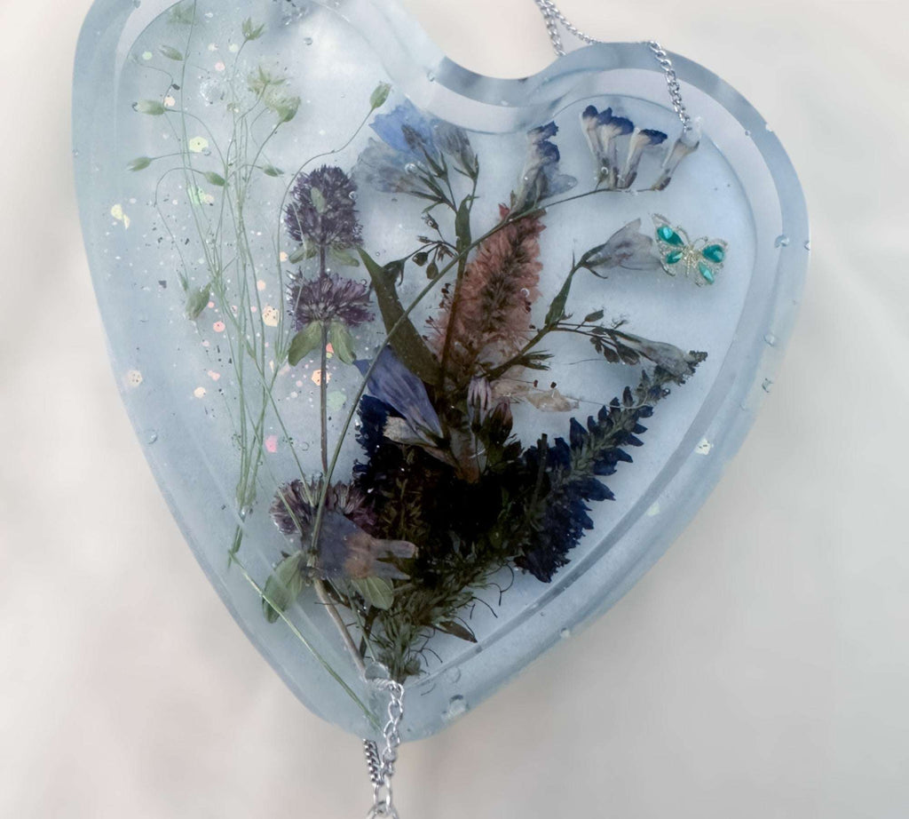 Attrape-soleil Bluebell Dreams en forme de cœur floral avec lueur bleue, fait main