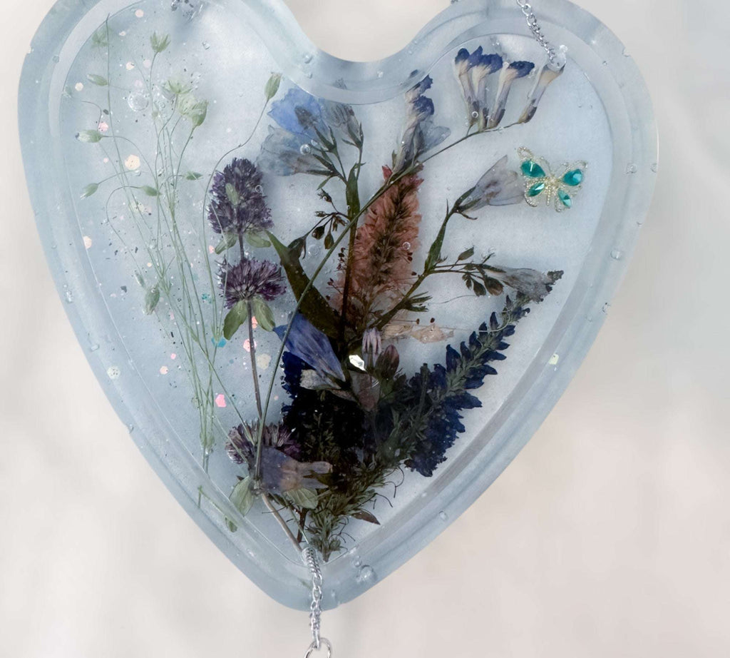 Attrape-soleil Bluebell Dreams en forme de cœur floral avec lueur bleue, fait main
