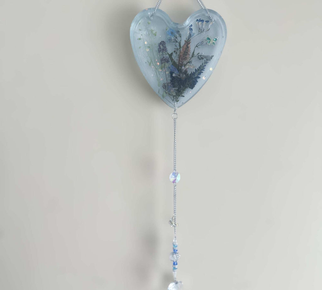 Attrape-soleil Bluebell Dreams en forme de cœur floral avec lueur bleue, fait main