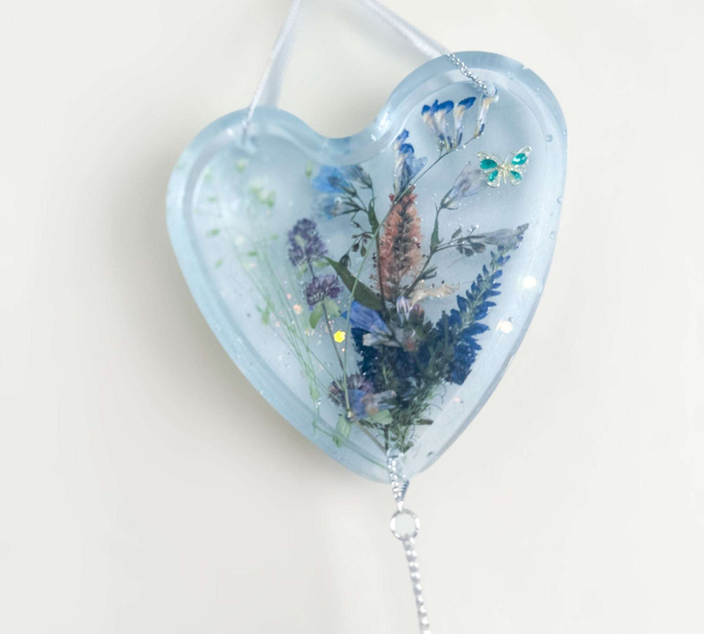 Attrape-soleil Bluebell Dreams en forme de cœur floral avec lueur bleue, fait main