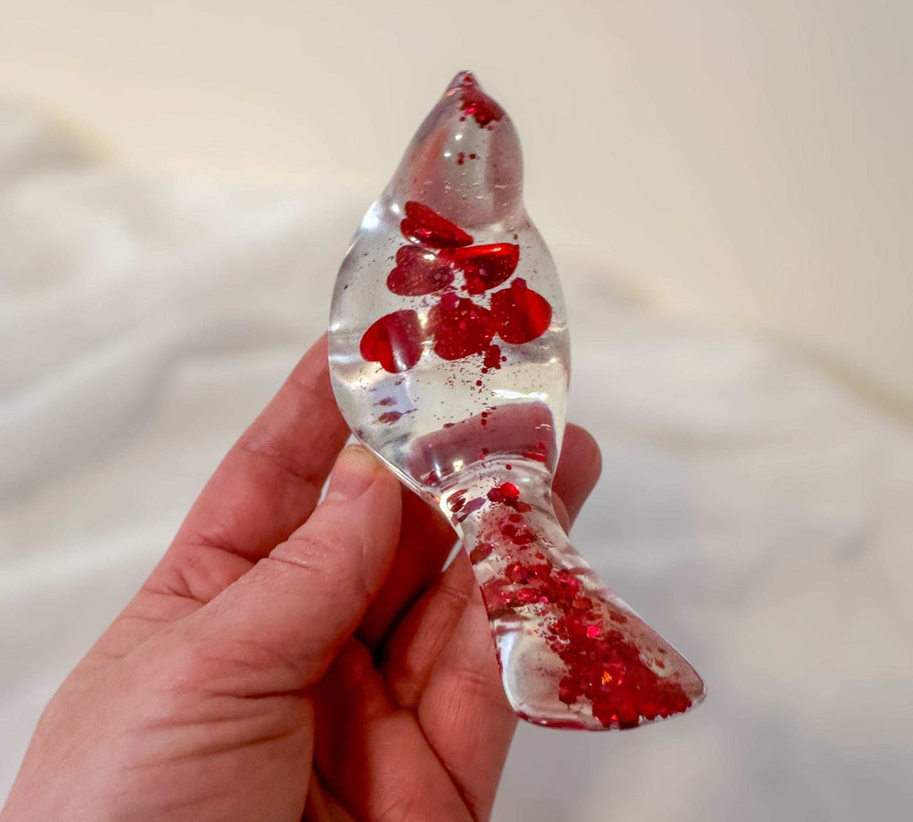 Oiseau en forme de cœur rouge flottant - Décoration d'oiseau en résine faite à la main