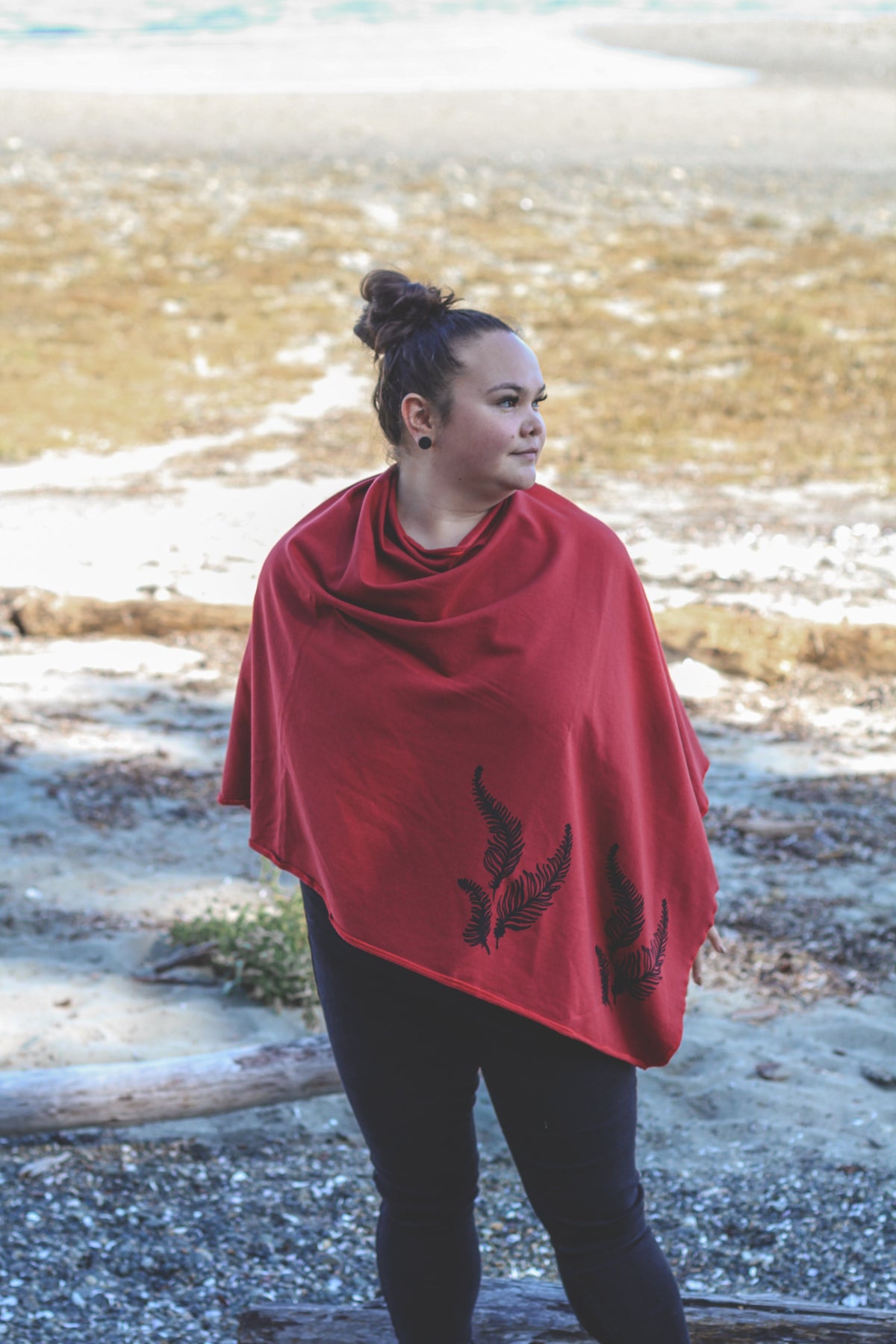 Poncho rouge écarlate à motif de fougères