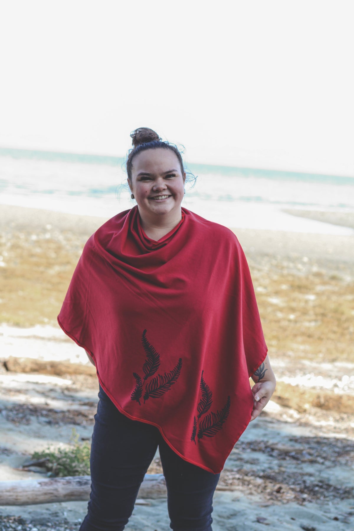 Poncho rouge écarlate à motif de fougères
