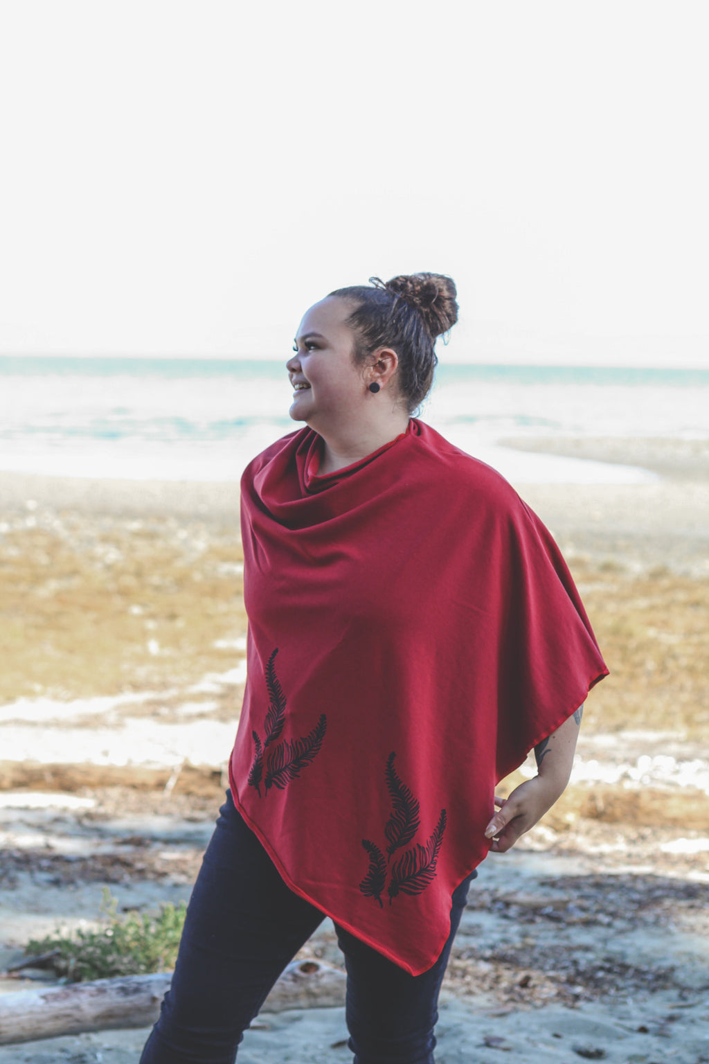 Poncho rouge écarlate à motif de fougères