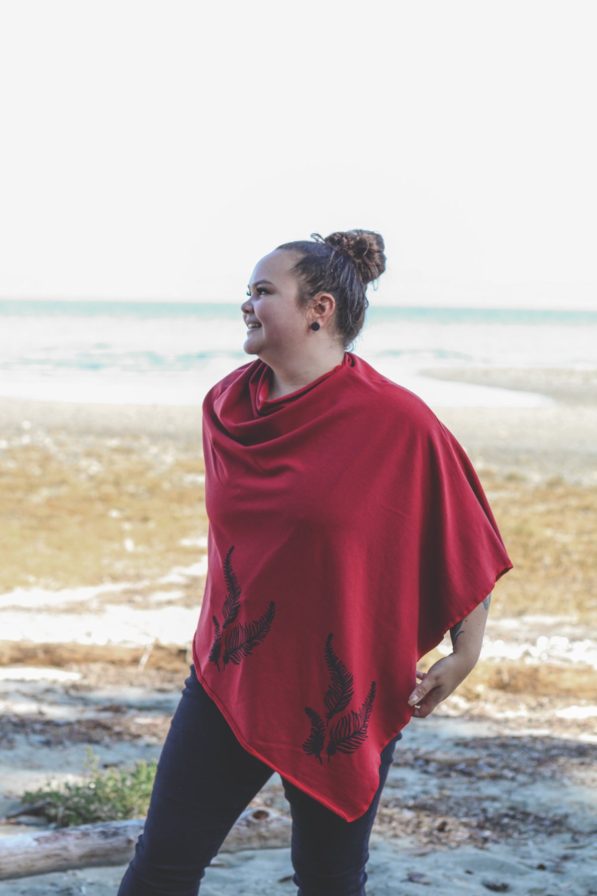 Poncho rouge écarlate à motif de fougères