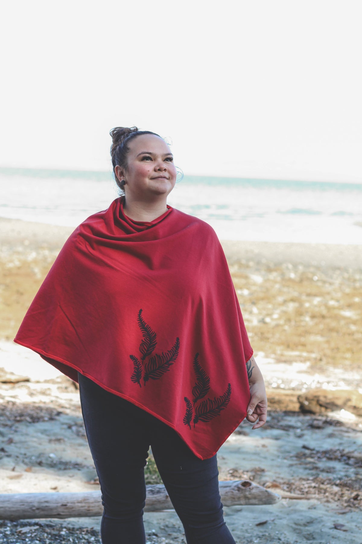 Poncho rouge écarlate à motif de fougères