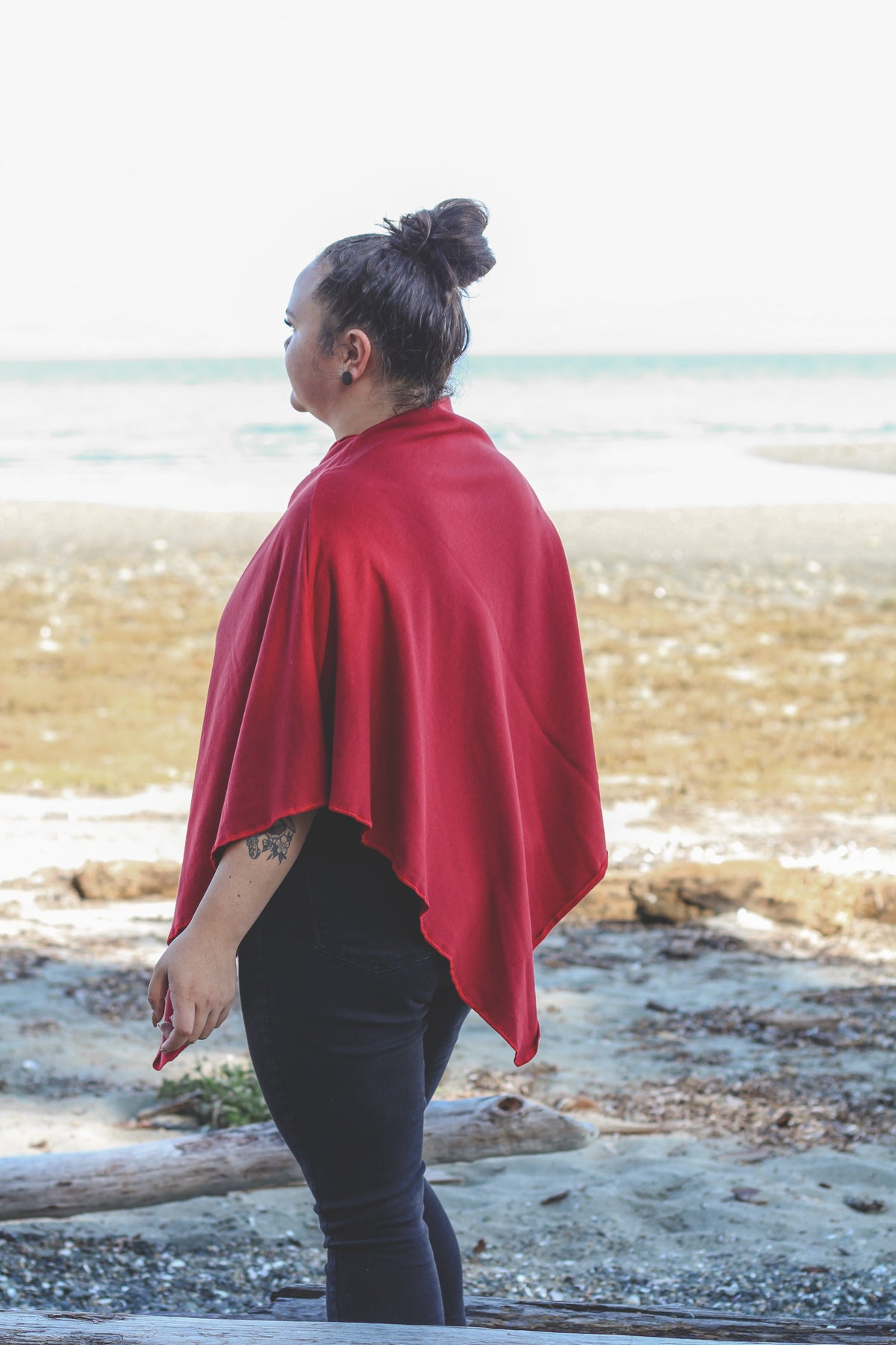 Poncho rouge écarlate à motif de fougères