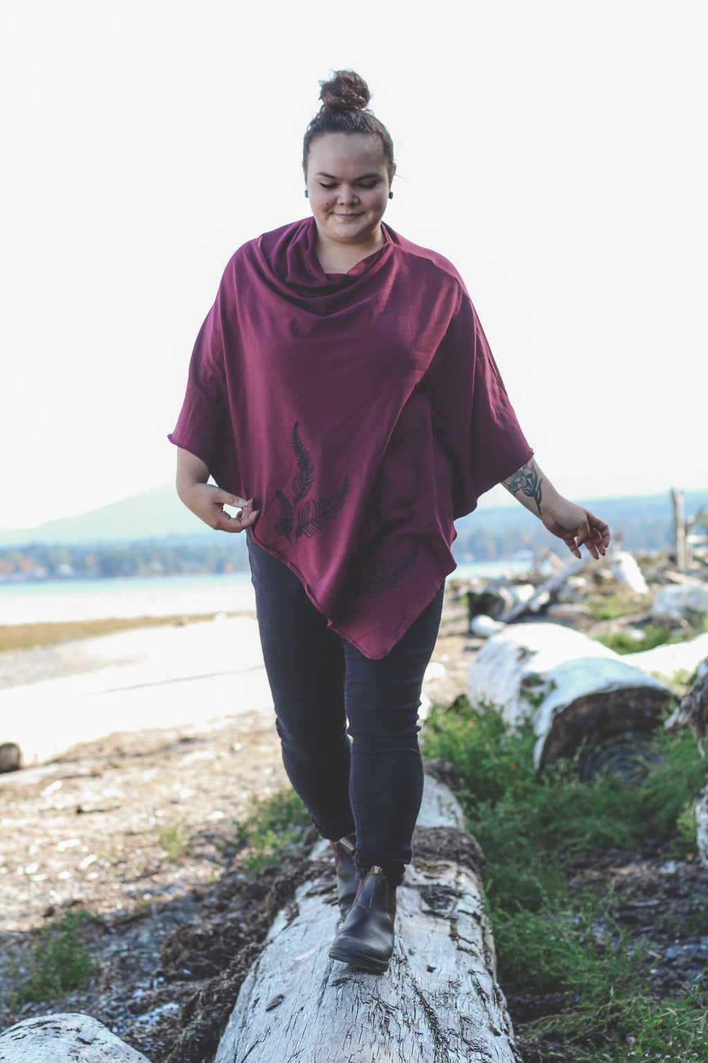 Poncho merlot à motif de fougères