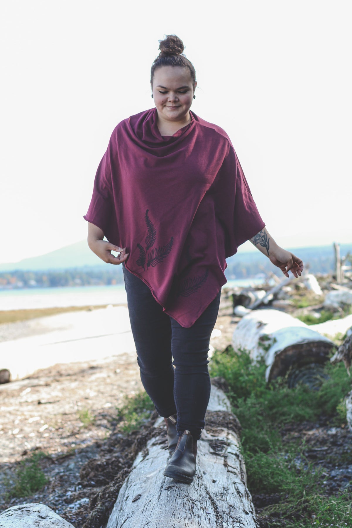 Poncho merlot à motif de fougères