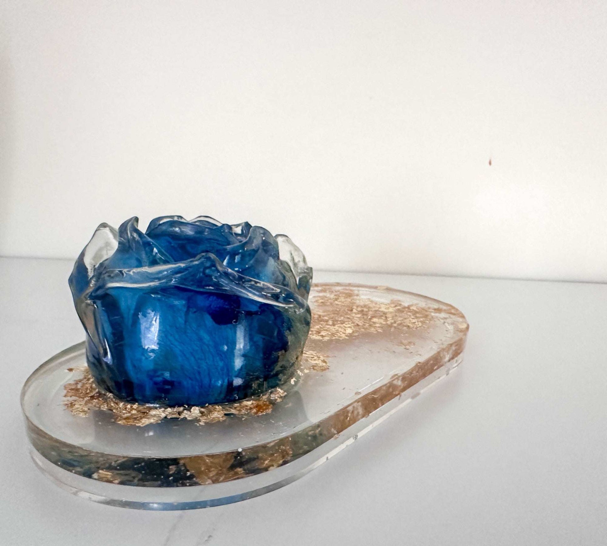 Plateau en résine de rose bleue éternelle fait à la main