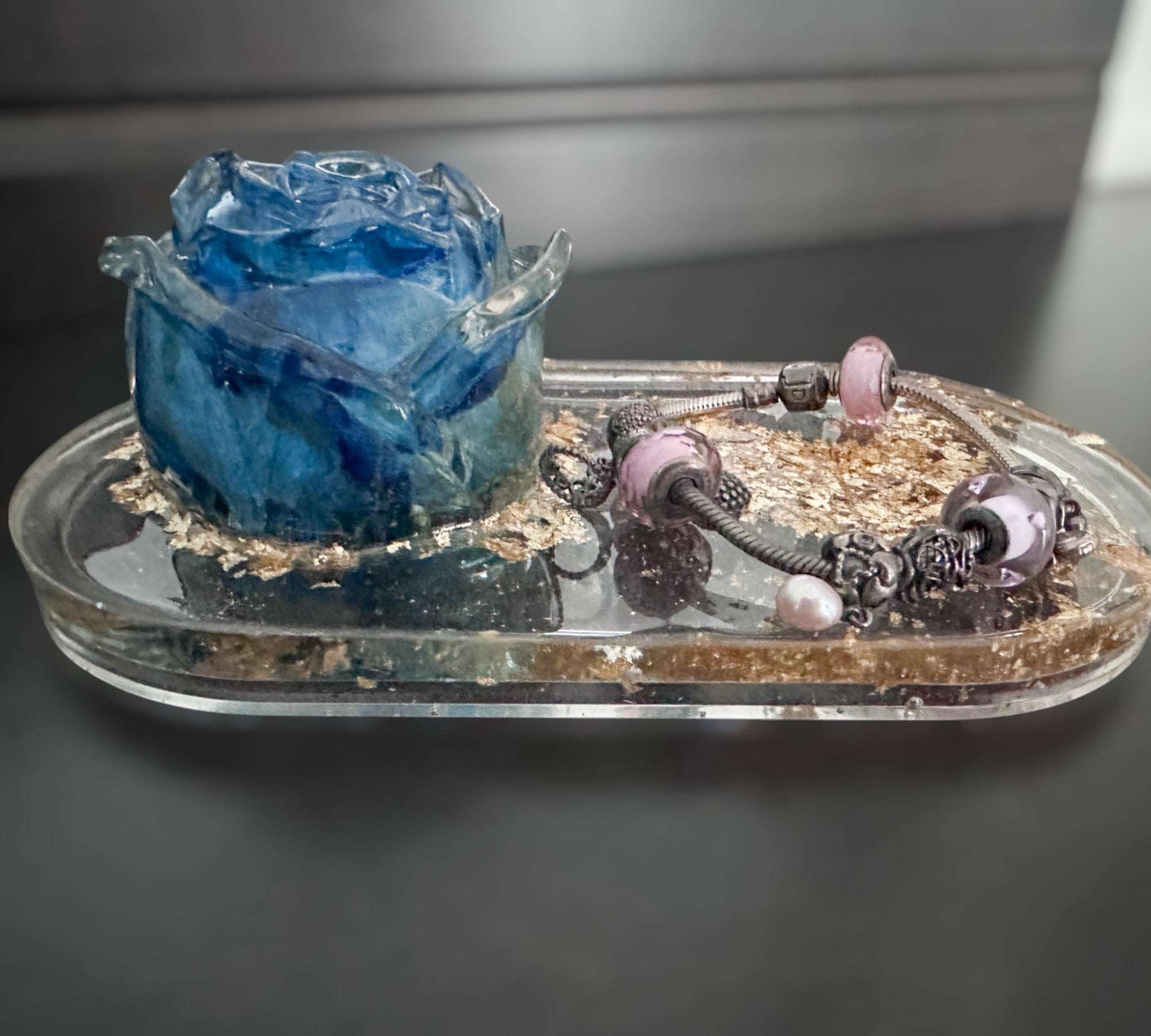 Plateau en résine de rose bleue éternelle fait à la main
