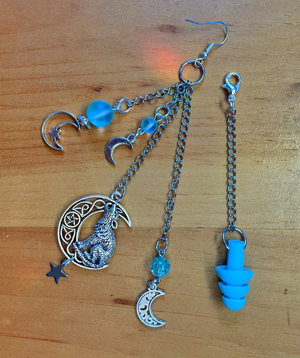 Boucles d'oreilles sensorielles en forme de croissant de lune bleu clair avec loup hurlant