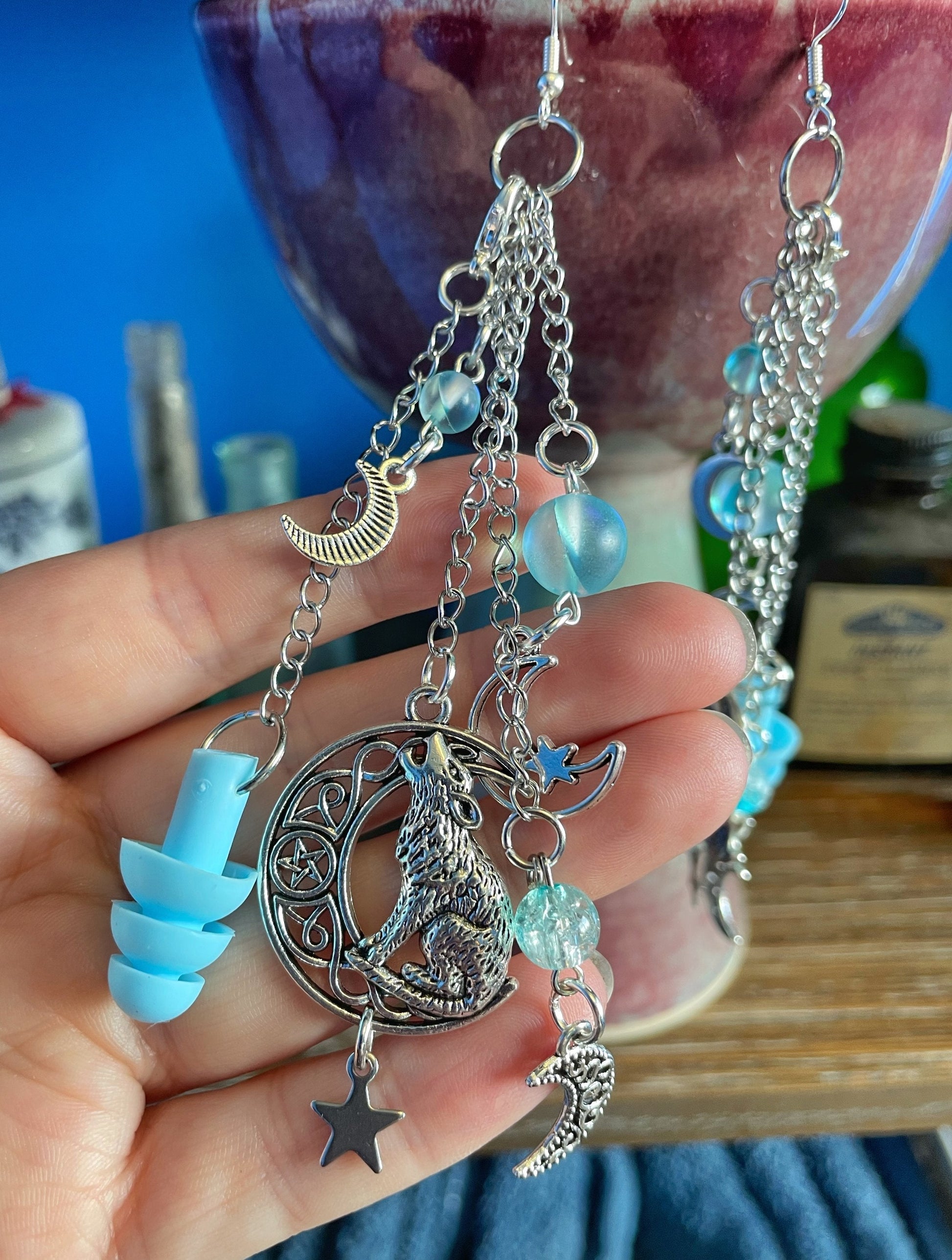 Boucles d'oreilles sensorielles en forme de croissant de lune bleu clair avec loup hurlant