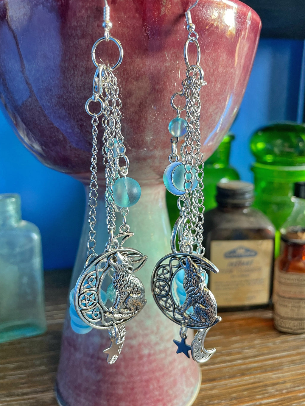Boucles d'oreilles sensorielles en forme de croissant de lune bleu clair avec loup hurlant