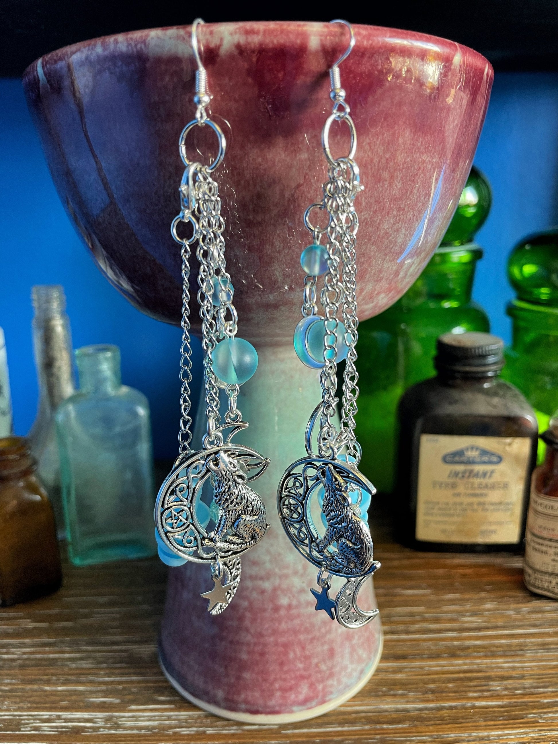 Boucles d'oreilles sensorielles en forme de croissant de lune bleu clair avec loup hurlant