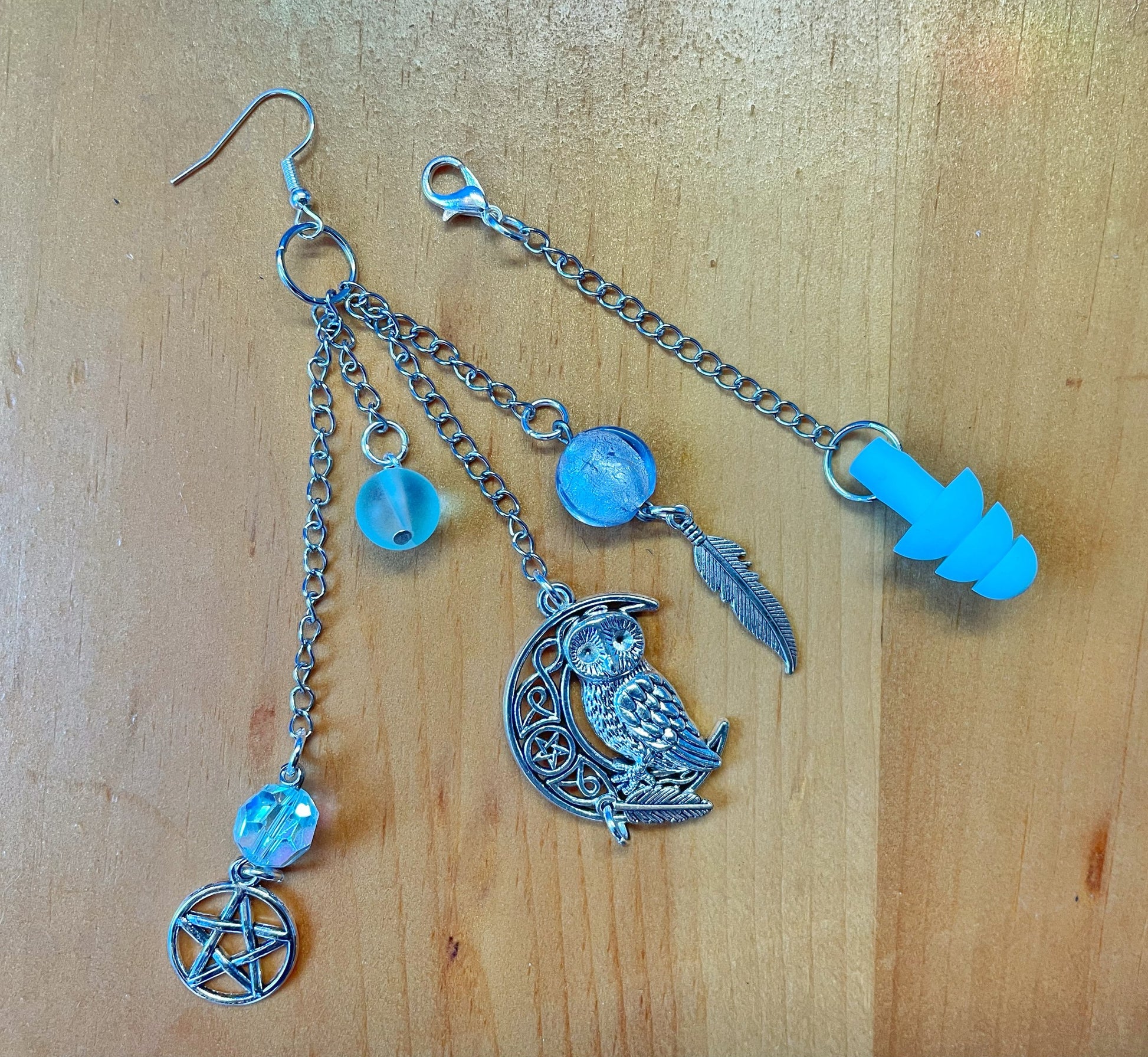 Boucles d'oreilles sensorielles en forme de croissant de lune bleu clair avec hibou et pentacle