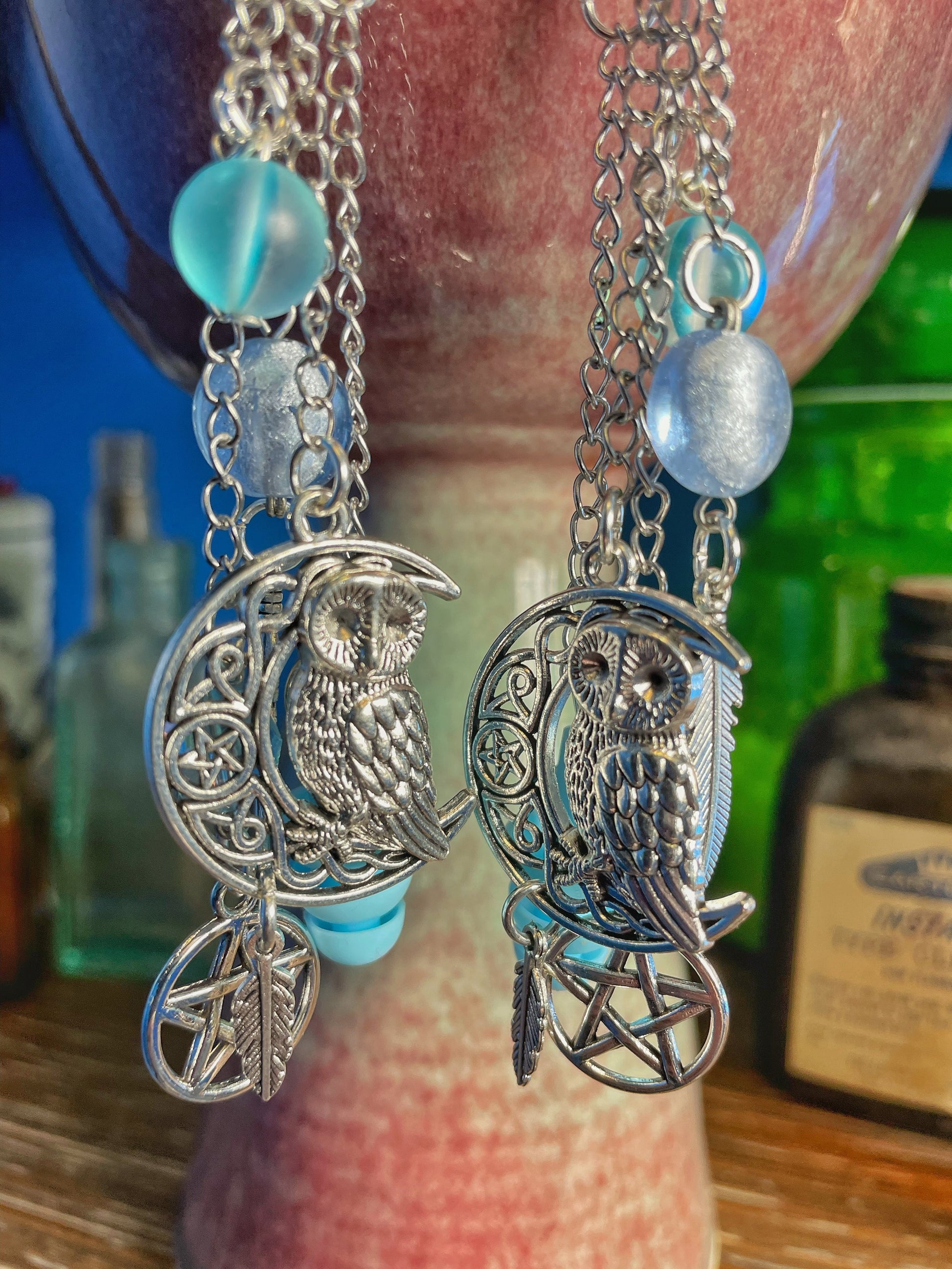Boucles d'oreilles sensorielles en forme de croissant de lune bleu clair avec hibou et pentacle