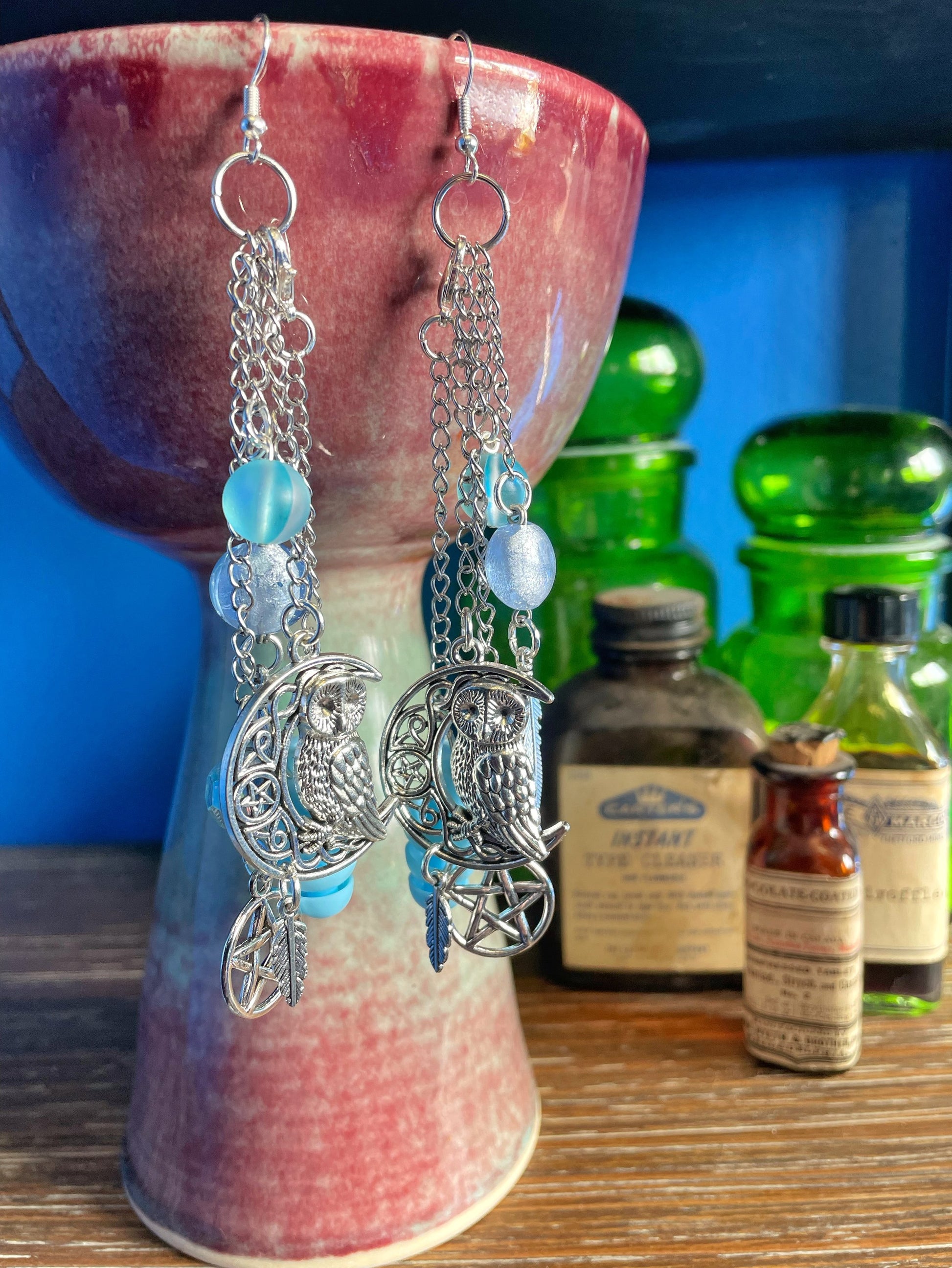 Boucles d'oreilles sensorielles en forme de croissant de lune bleu clair avec hibou et pentacle