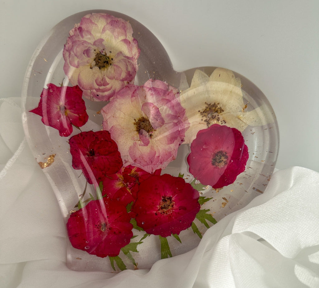 Plateau en forme de cœur en résine à motif floral pressé, idéal pour la décoration intérieure