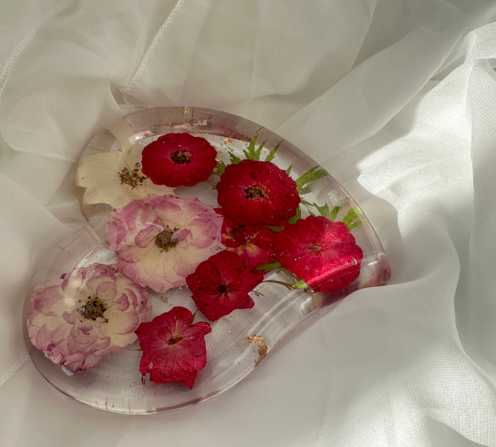 Plateau en forme de cœur en résine à motif floral pressé, idéal pour la décoration intérieure