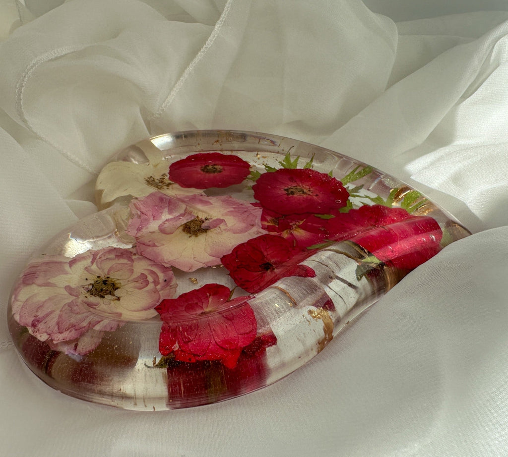 Plateau en forme de cœur en résine à motif floral pressé, idéal pour la décoration intérieure