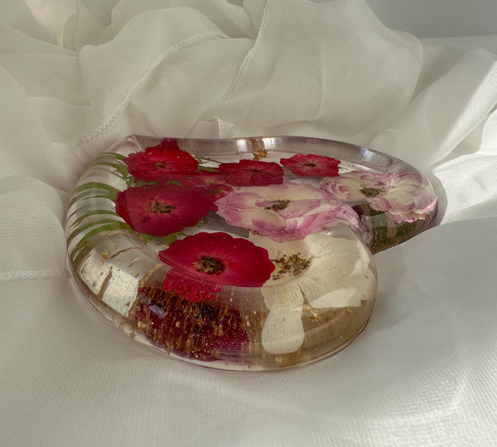 Plateau en forme de cœur en résine à motif floral pressé, idéal pour la décoration intérieure
