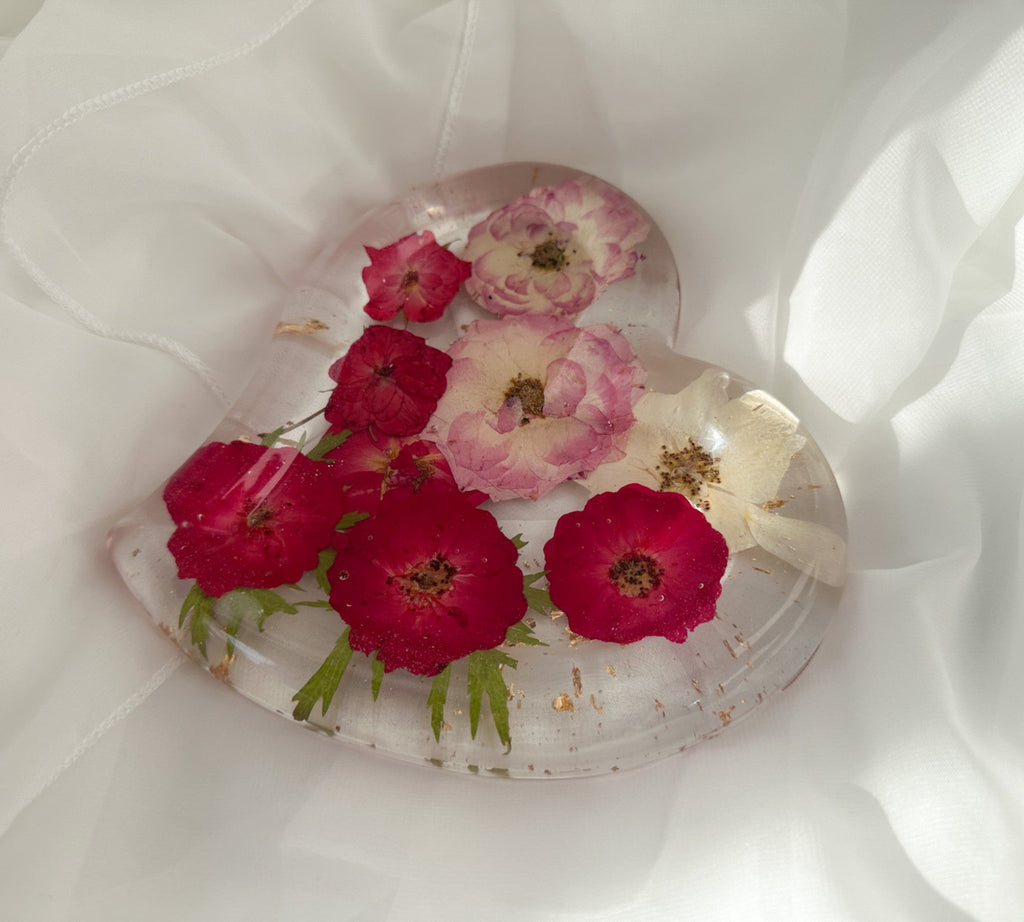 Plateau en forme de cœur en résine à motif floral pressé, idéal pour la décoration intérieure