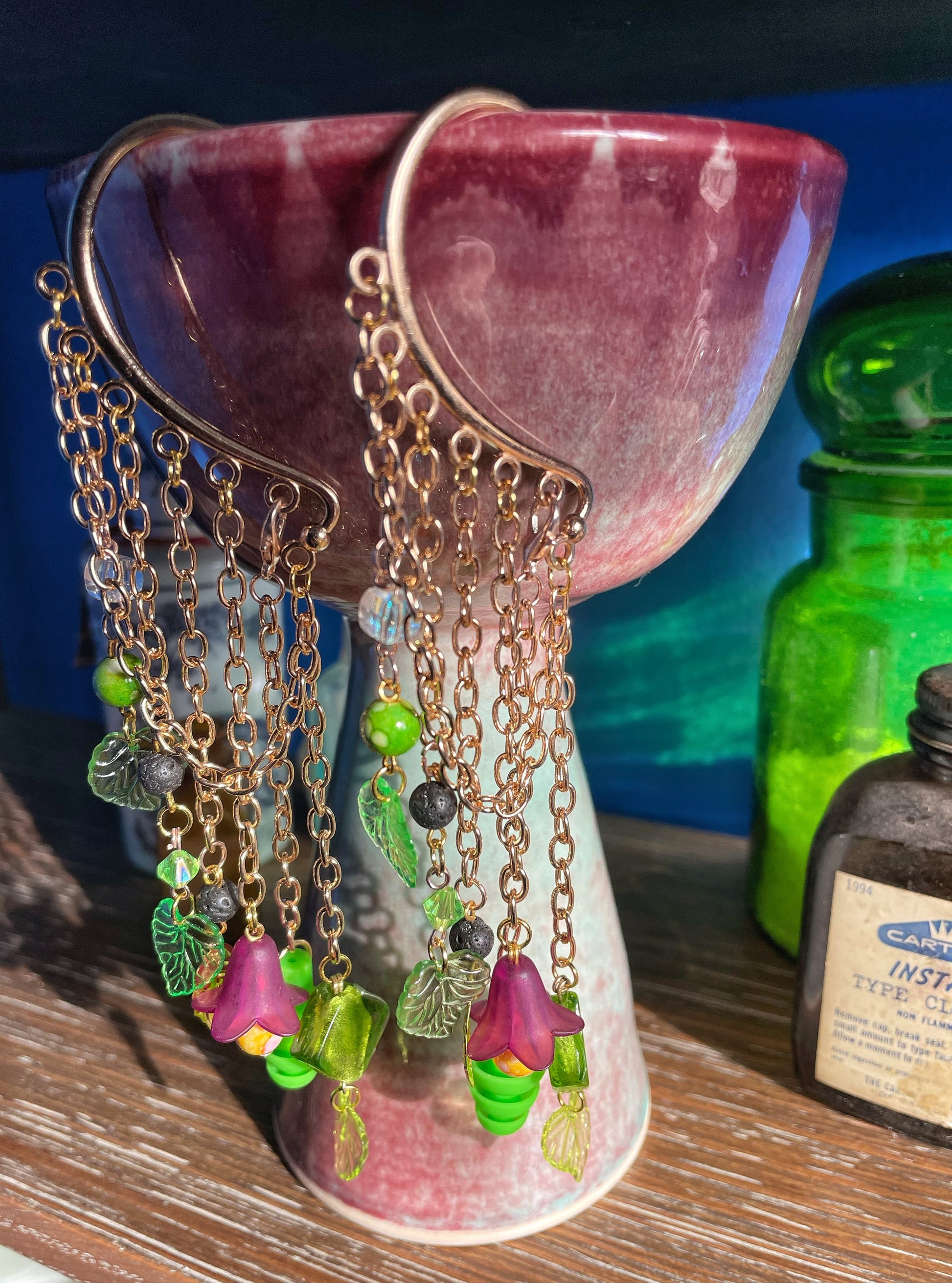 Boucles d'oreilles pendantes en forme de fleur avec bouchons d'oreilles en silicone vert et perles de verre vertes et feuilles avec perles d'aromathérapie en pierre de lave